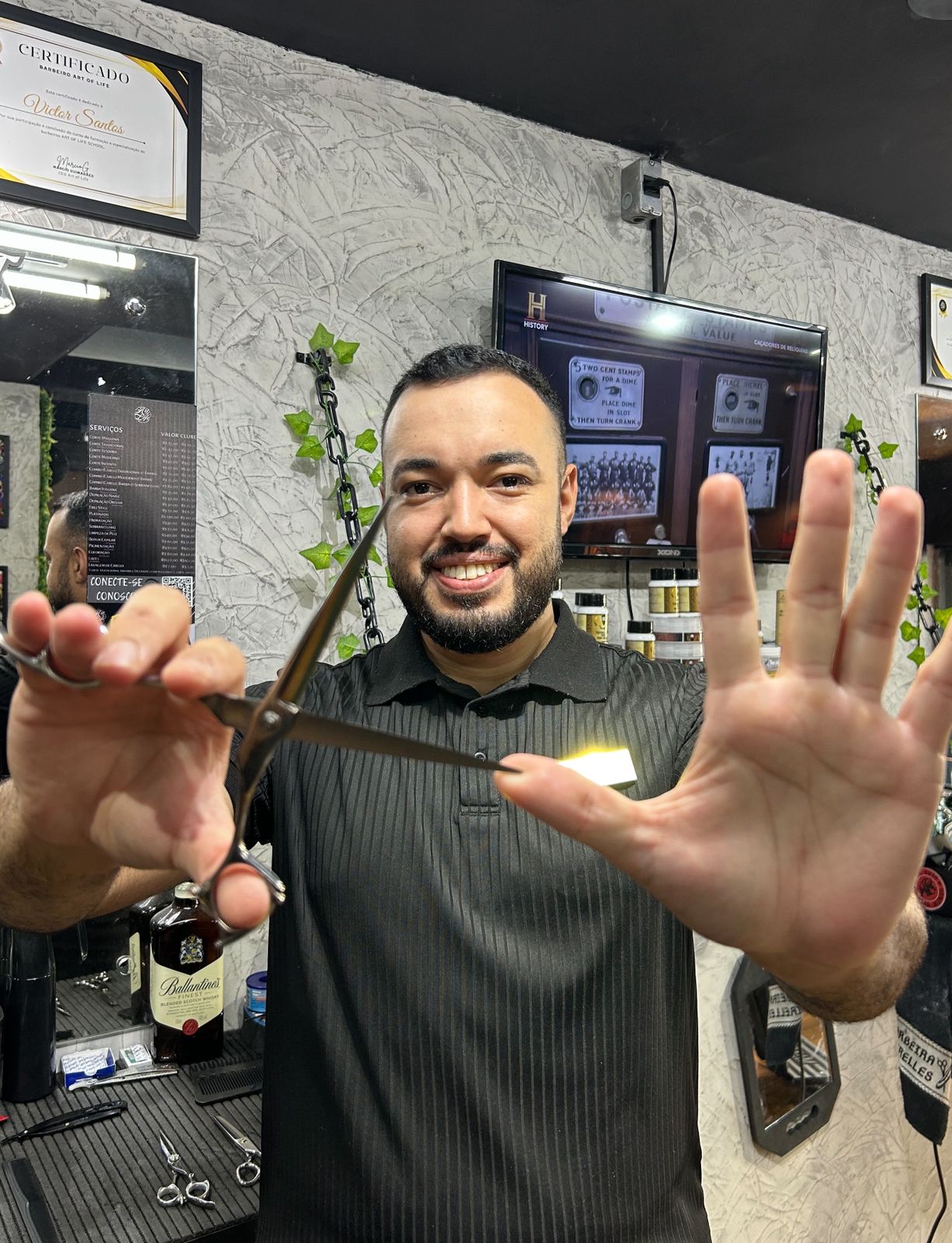 Profissional da barbearia com tesoura em punho