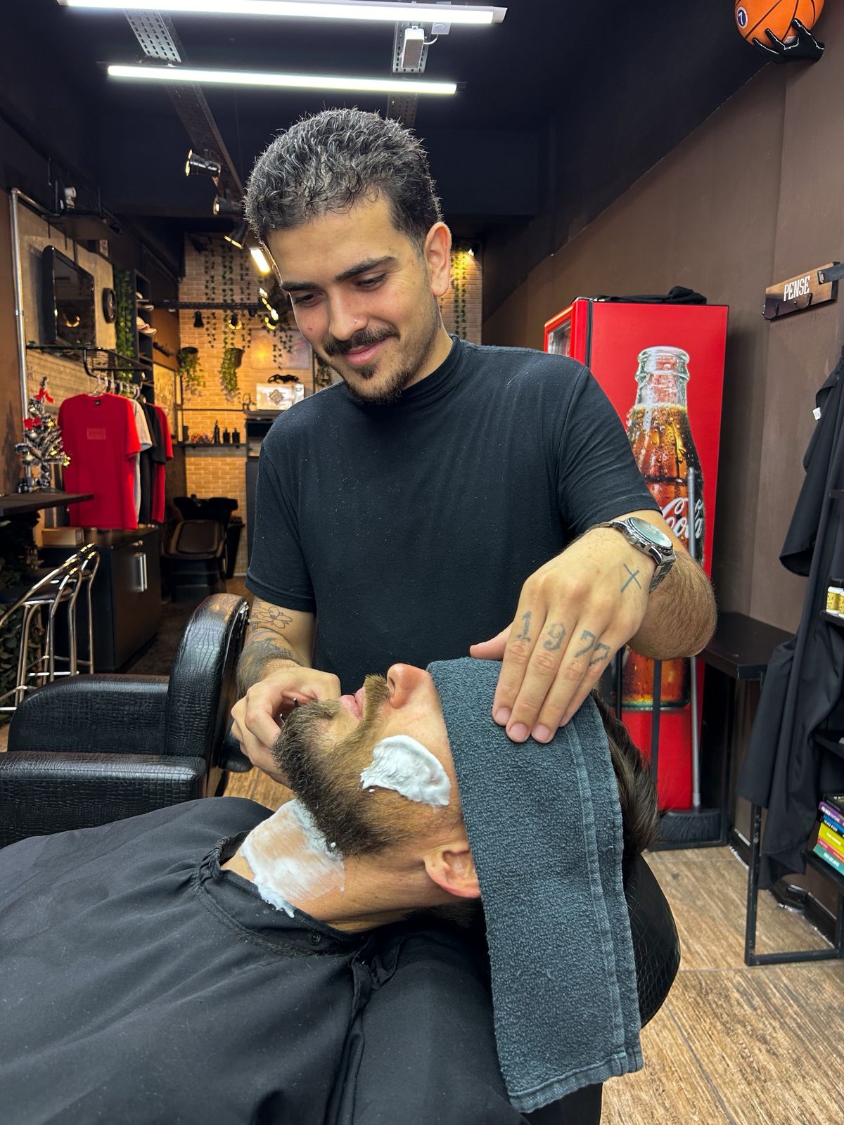 Barba com toalha quente e navalha